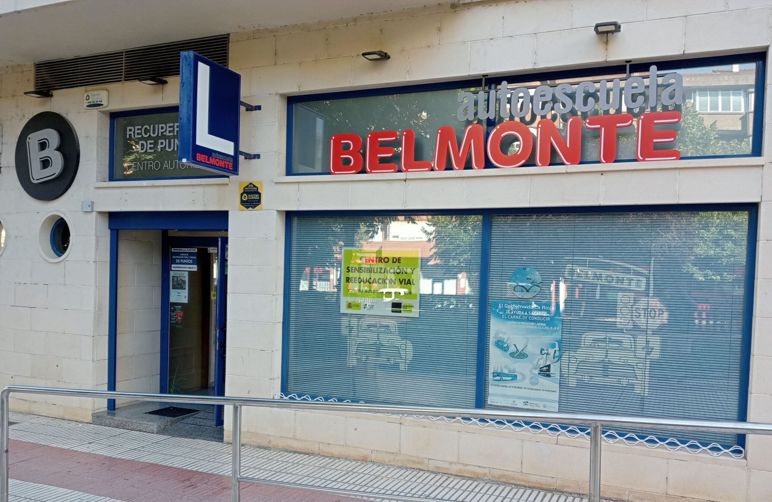 contacto fachada del centro Autoescuela Belmonte